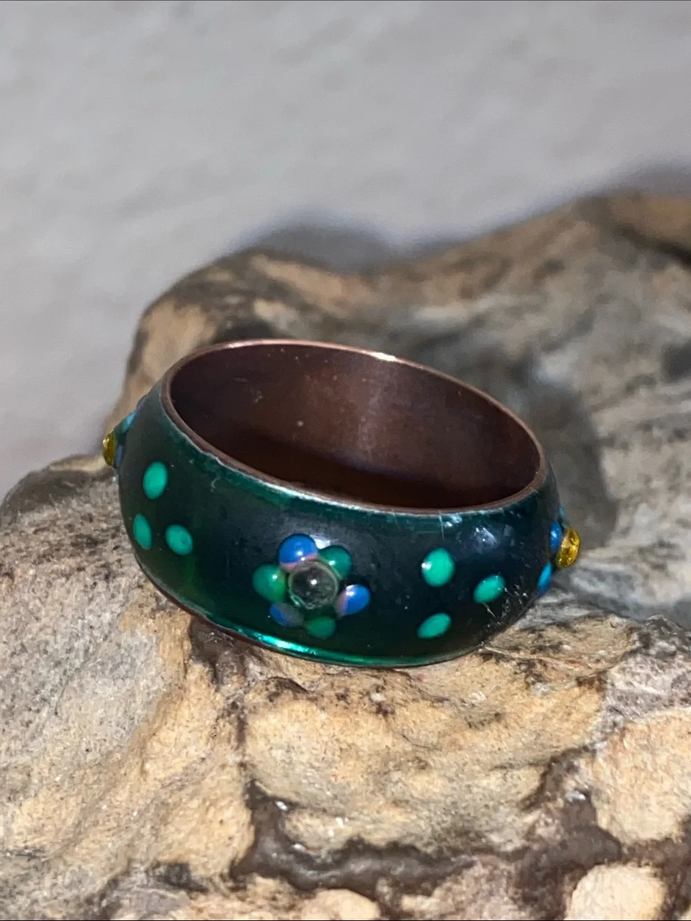 5/$10❤️❤️❤️Vintage 80s Green Floral Enamel on Brass Dome Ring
